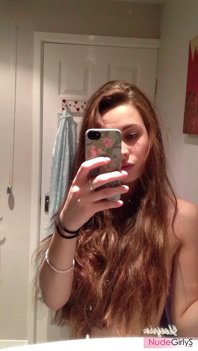 Teen girl nude selfie