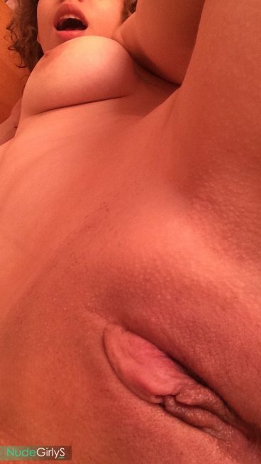 Leaked small teen Latina pussy selfie