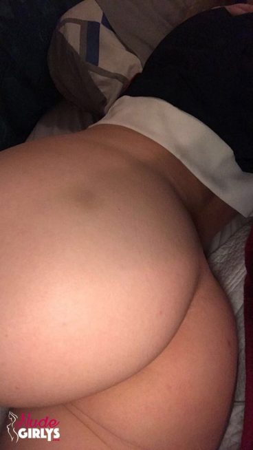 Sexy big naked teenbutt selfie from behind tease