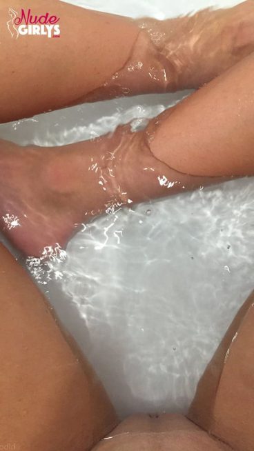 Young shaved blonde college pussy bath selfie